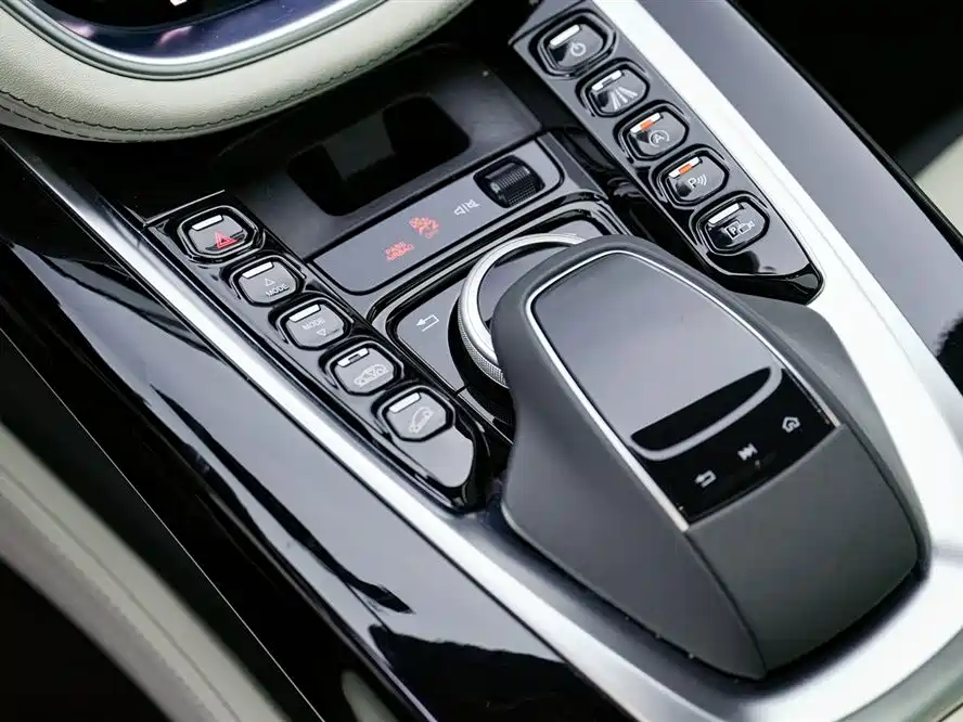 Aston Martin DBX 2023 — фото 21