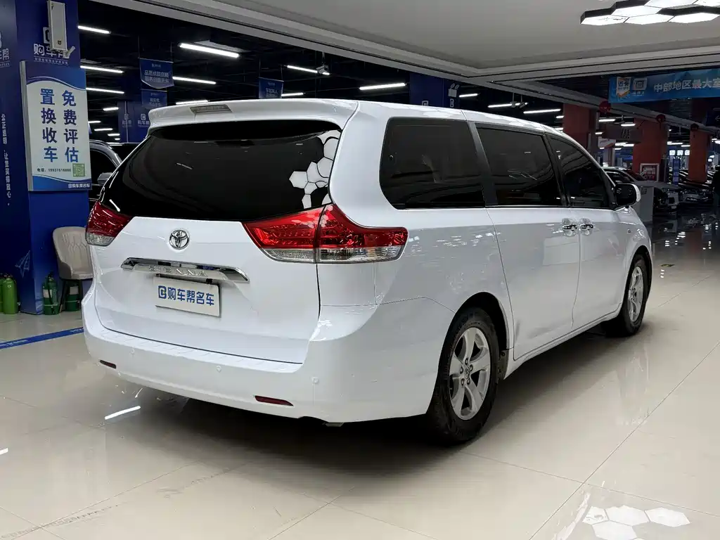 Toyota Sienna 2015 — фото 16