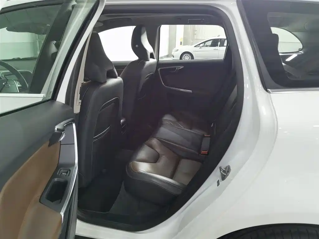 Volvo XC60 2015 — фото 15