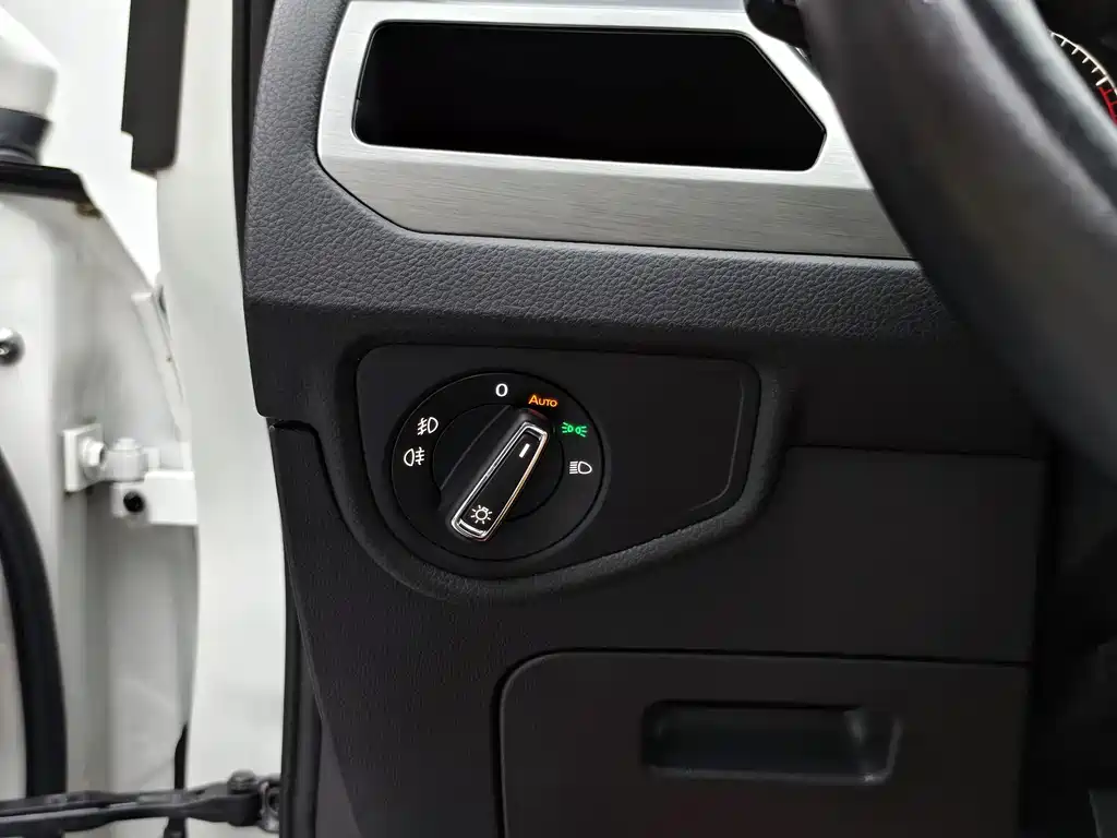 Volkswagen Touran 2018 — фото 19