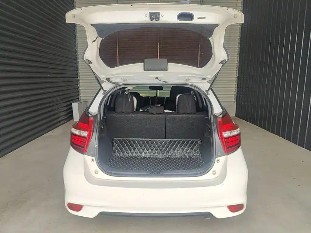 Toyota Yaris L 2017 — фото 19