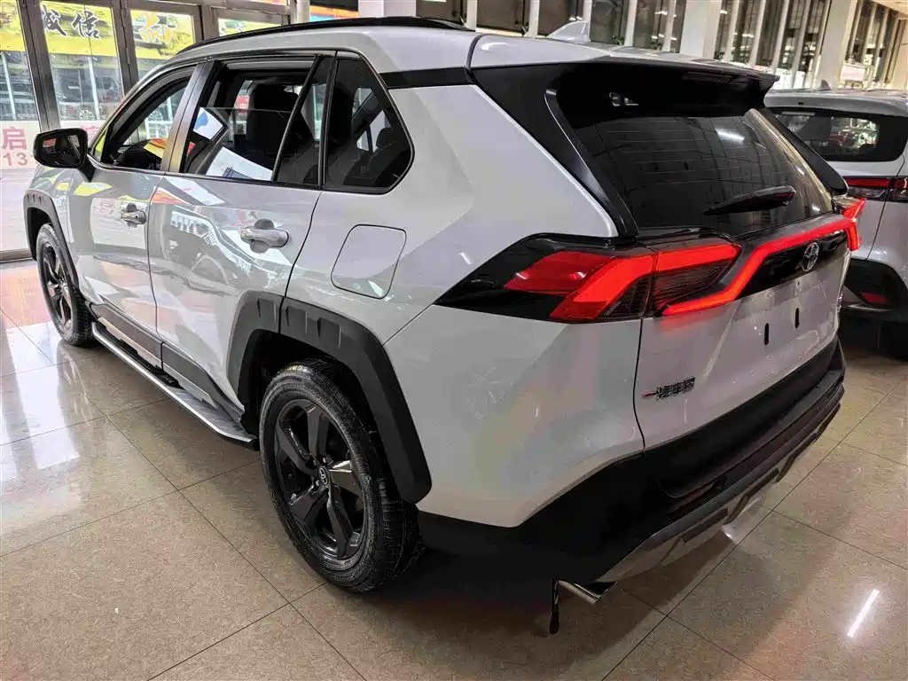 Toyota RAV4 2022 — фото 16