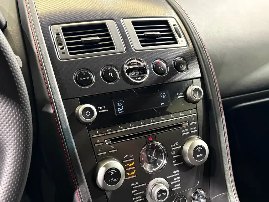 Aston Martin V8 Vantage 2010 — фото 10