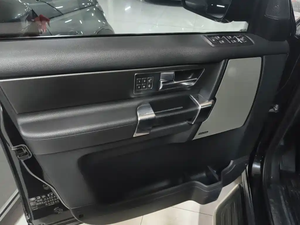 Land Rover Discovery 2014 — фото 13