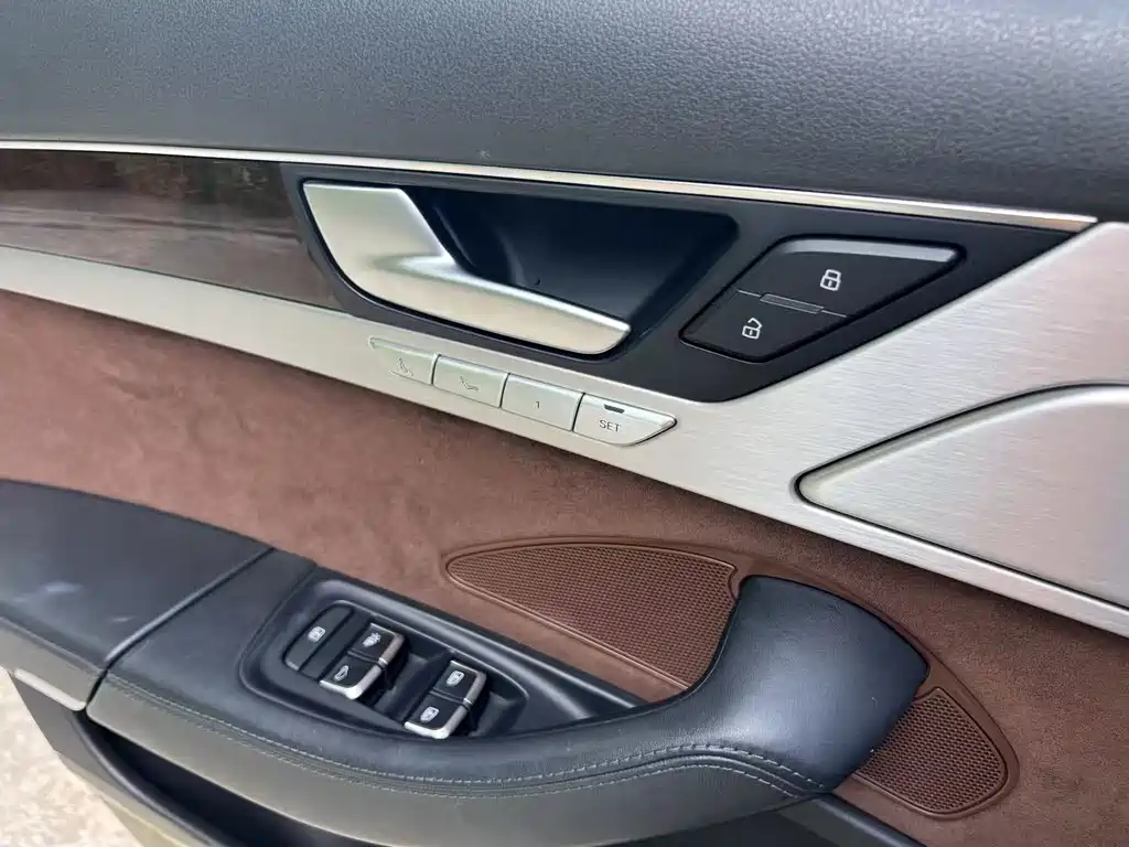 Audi A8 2014 — фото 18