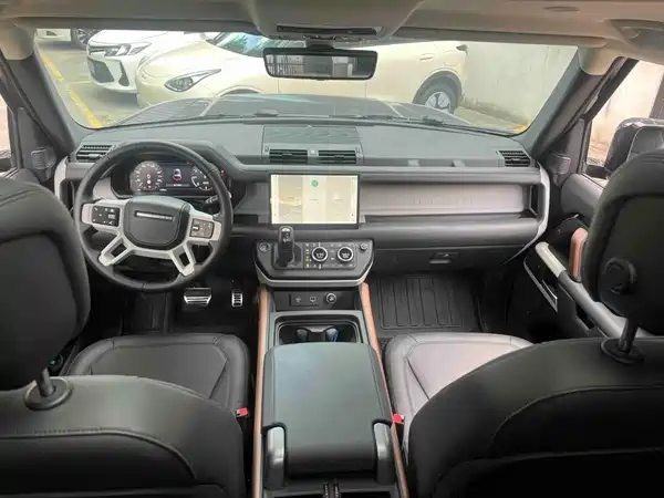 Land Rover Defender 2024