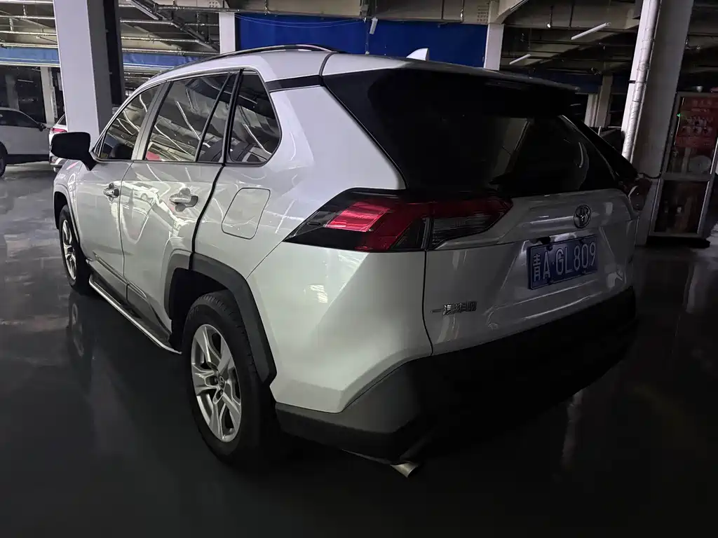 Toyota RAV4 2023 — фото 17