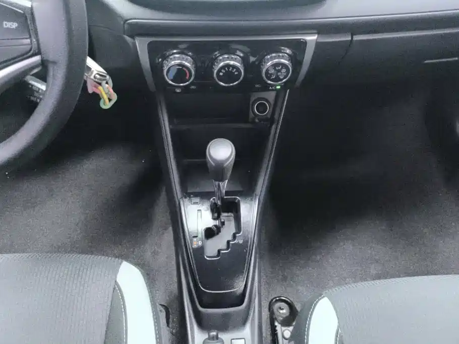 Toyota Yaris L 2023 — фото 16