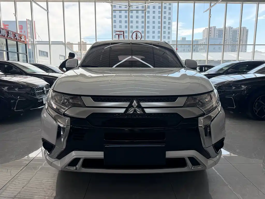 Mitsubishi Outlander 2022 — фото 2