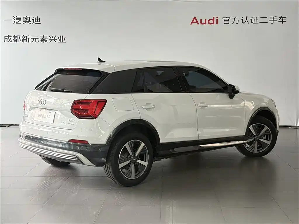 Audi Q2L e-tron 2020 — фото 4