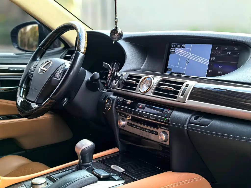 Lexus LS 2015 — фото 12