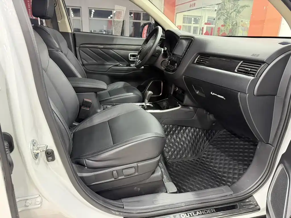 Mitsubishi Outlander 2020 — фото 14
