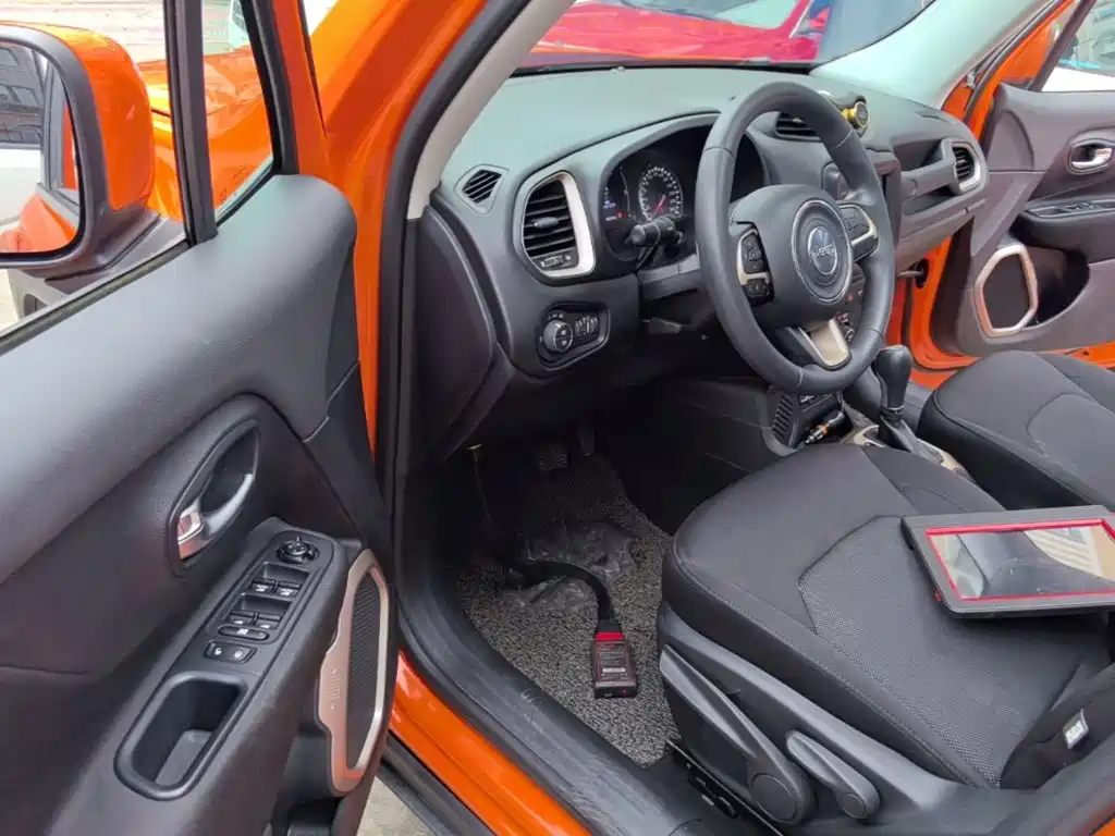 Jeep Renegade 2018 — фото 16