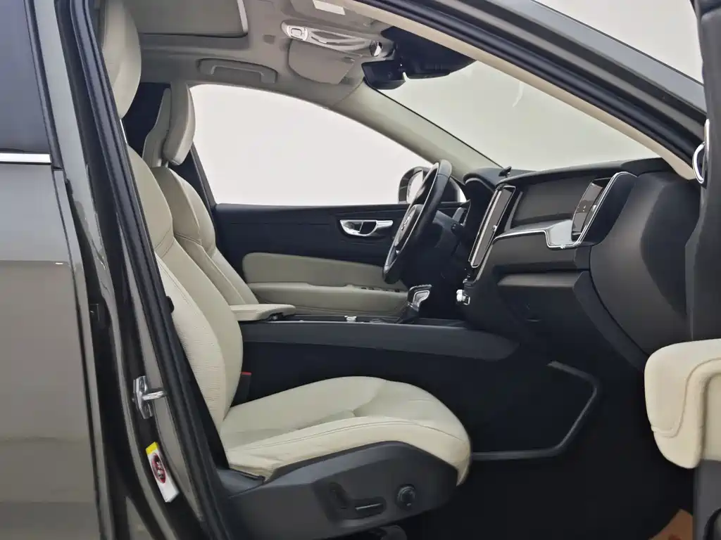 Volvo XC60 2018 — фото 10