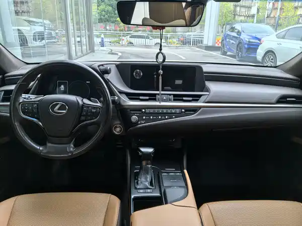 Lexus ES 2020