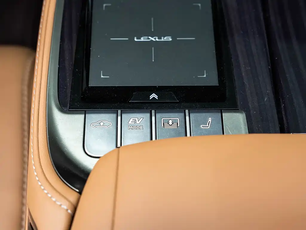 Lexus LS 2020 — фото 20