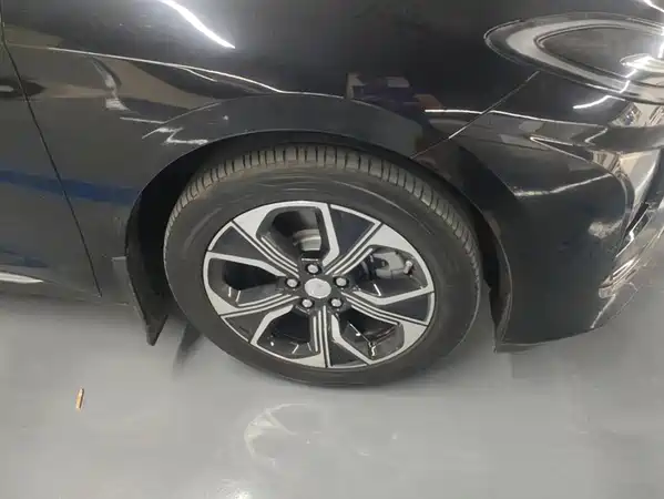Hongqi E-QM5 2023