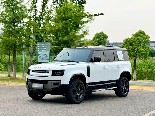 Land Rover Defender 2024