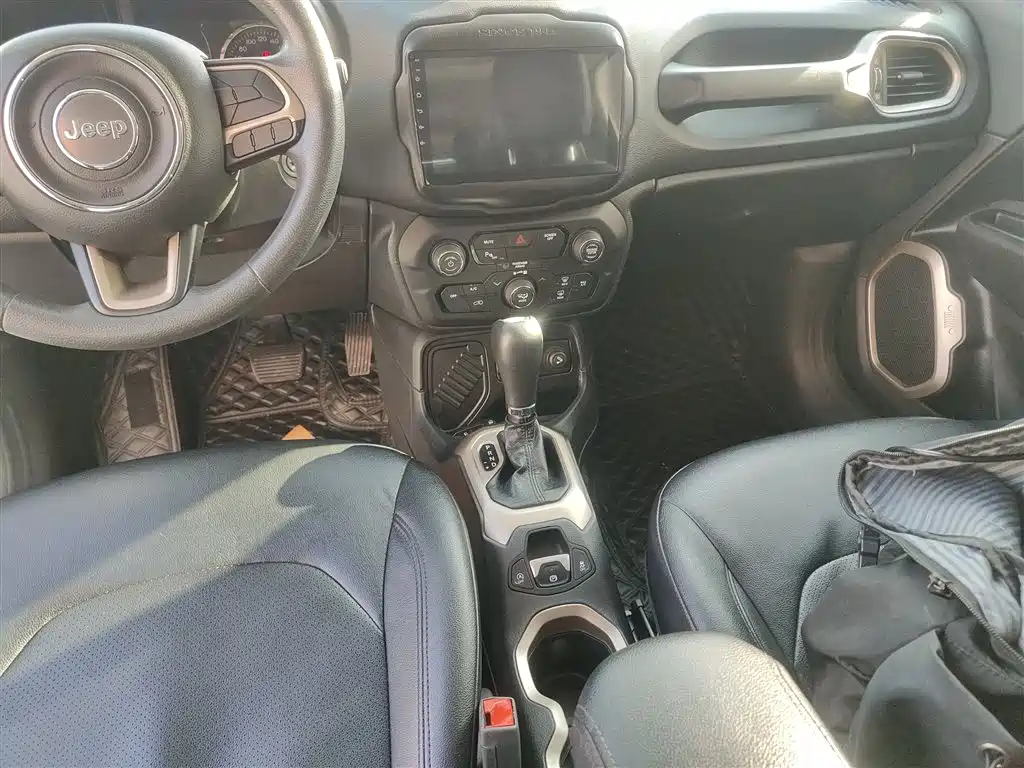 Jeep Renegade 2018 — фото 14