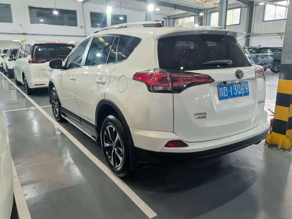 Toyota RAV4 2019 — фото 6