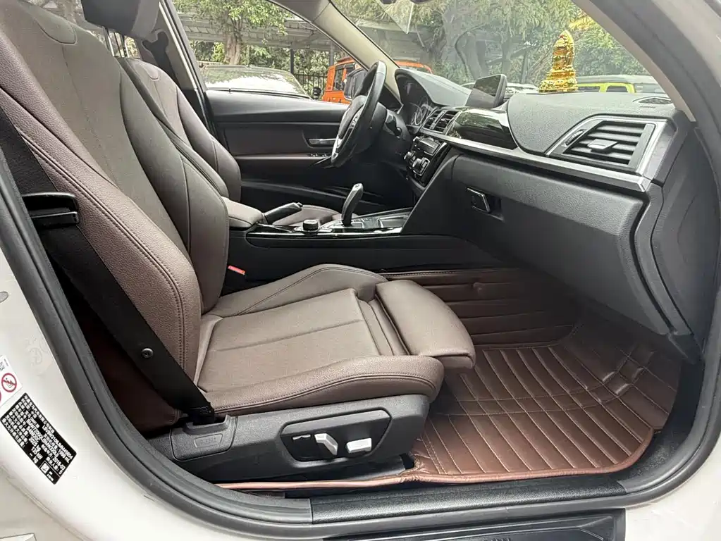 BMW 3 Series 2018 — фото 14