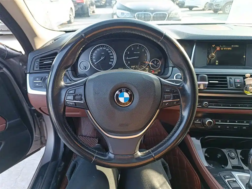 BMW 5 Series 2016 — фото 11