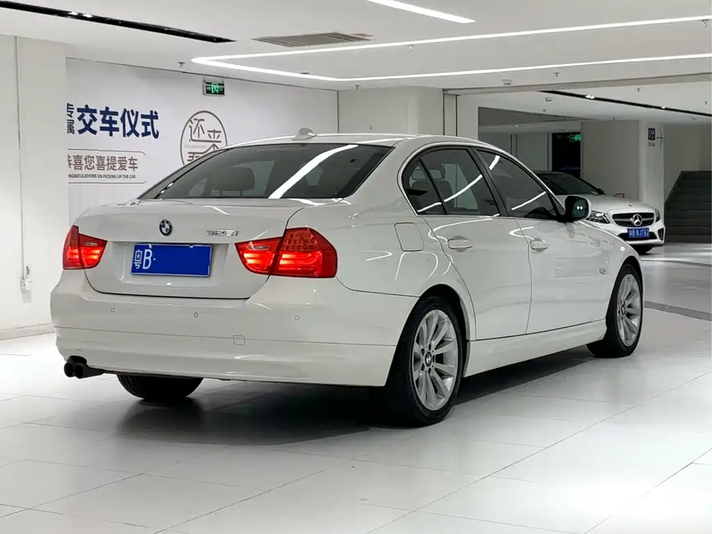 BMW 3 Series 2011 — фото 4