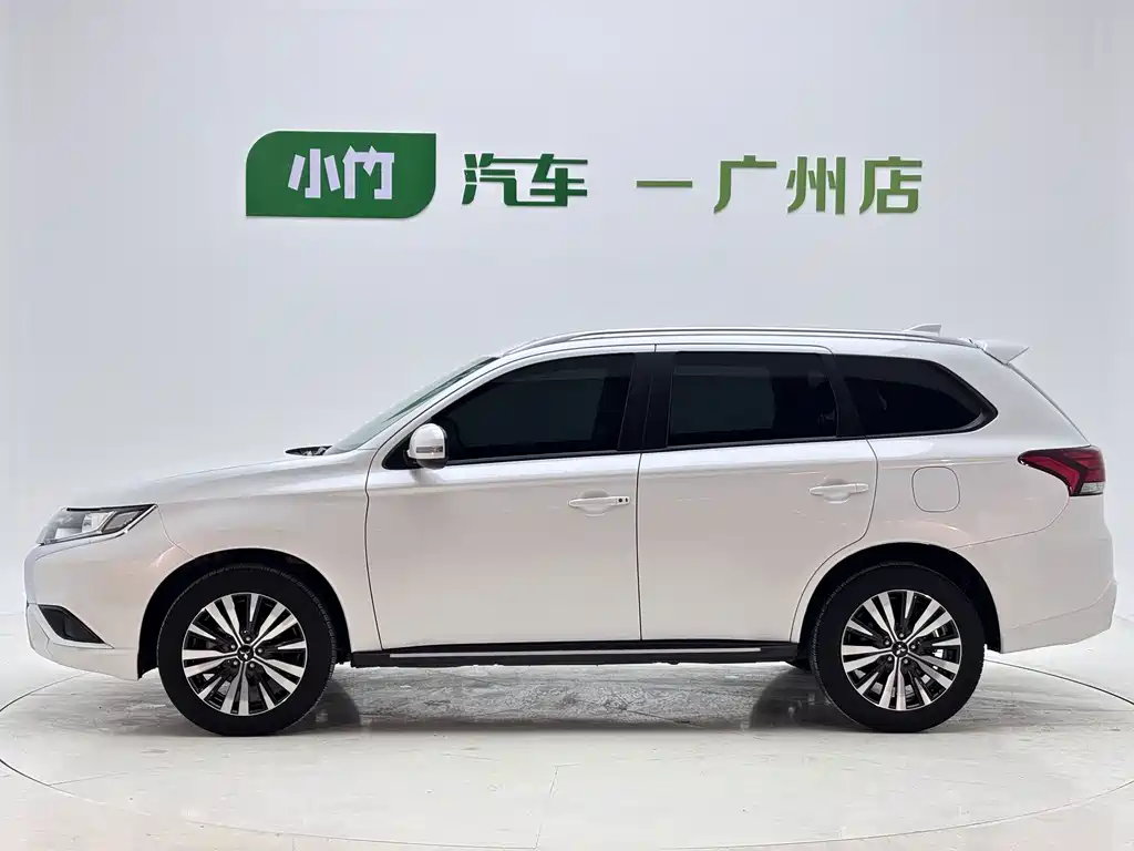 Mitsubishi Outlander 2023 — фото 2