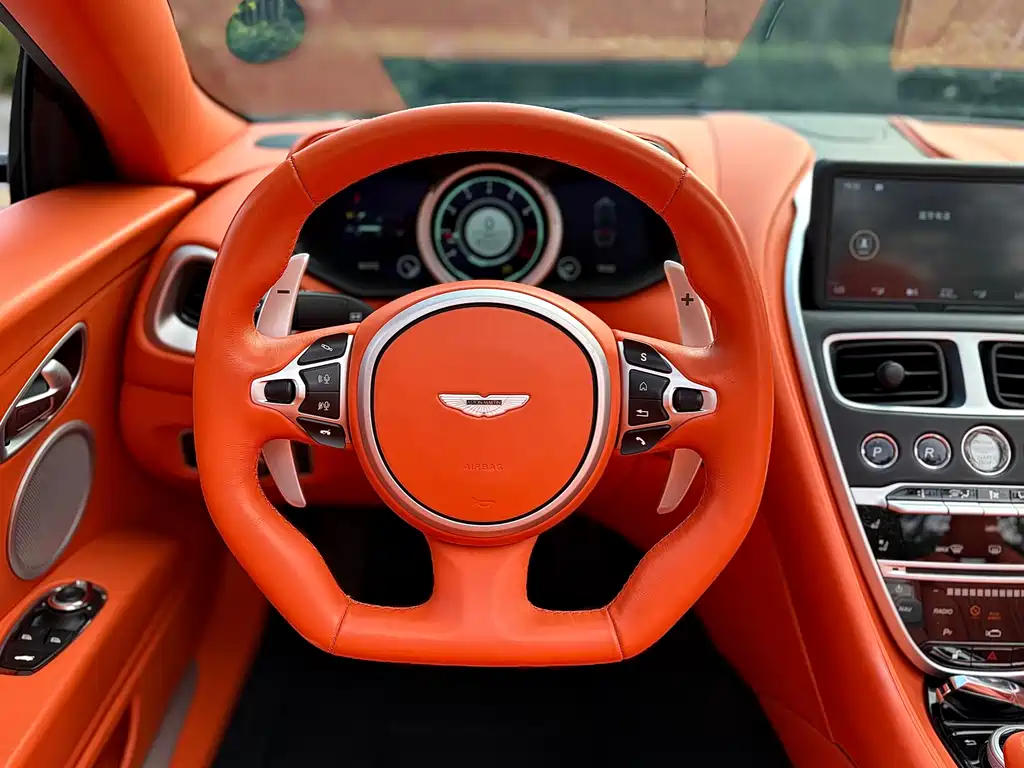 Aston Martin DB11 2023 — фото 10