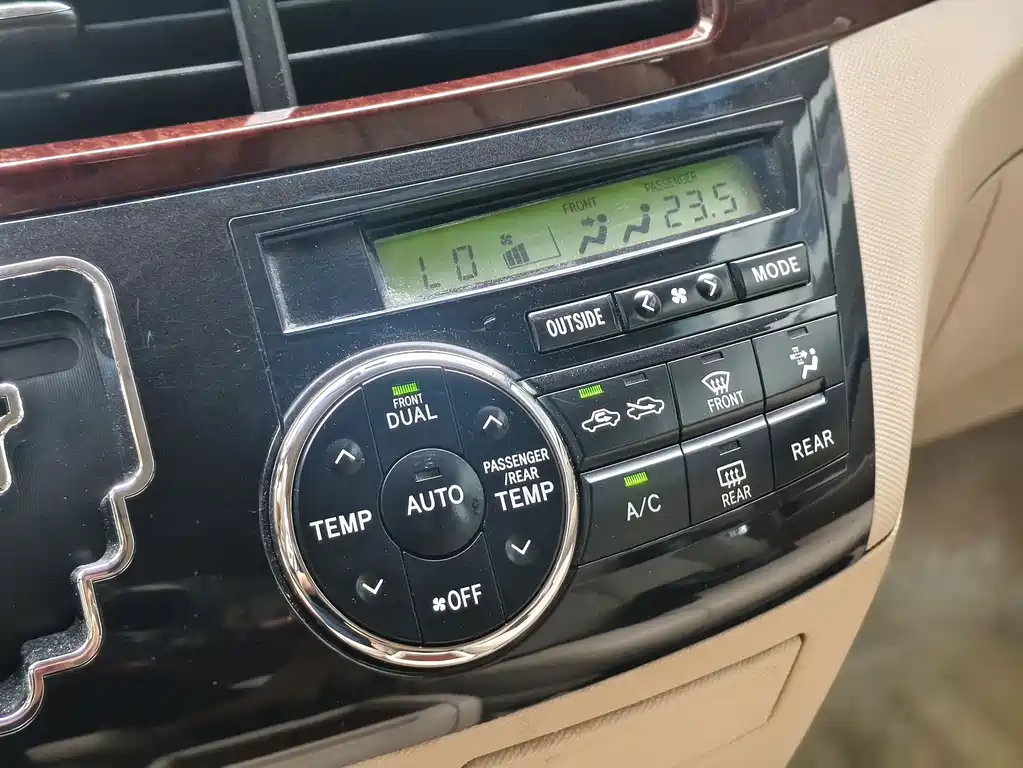 Toyota Previa 2015 — фото 10