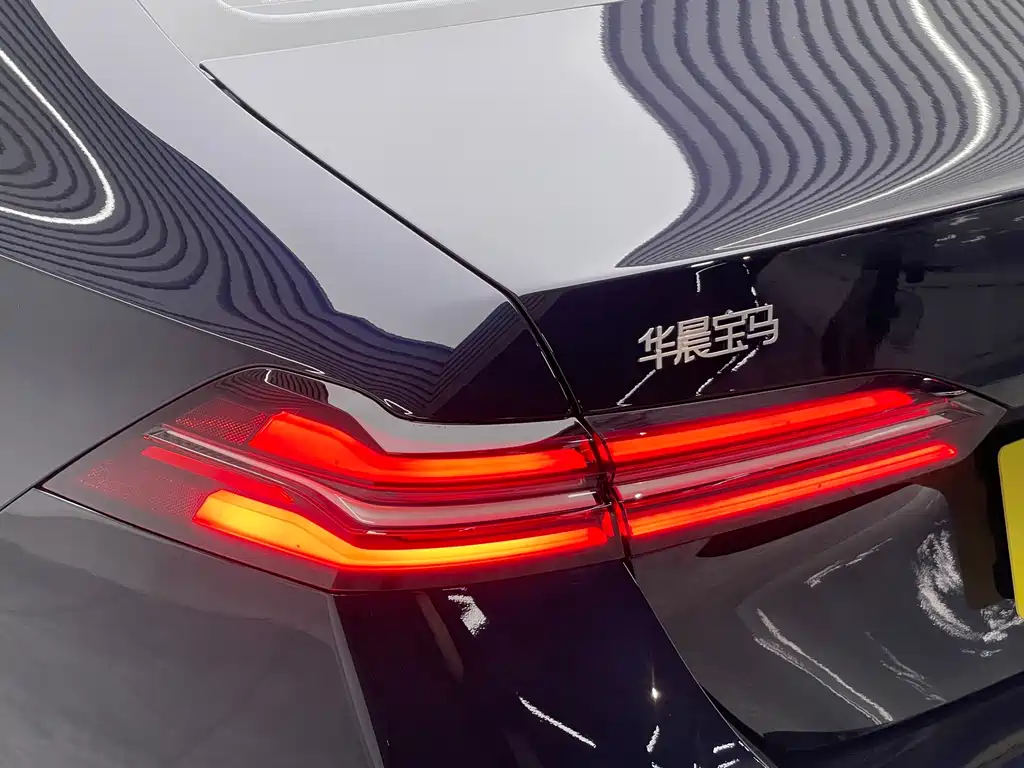 BMW 5 Series 2025 — фото 20