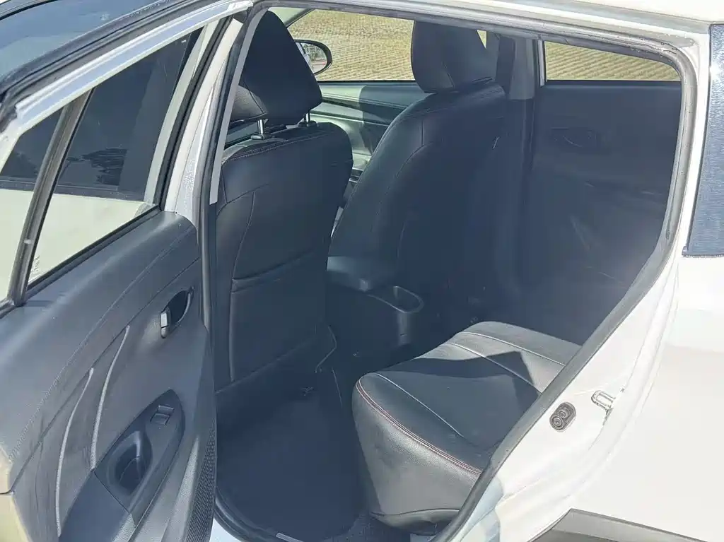 Toyota Yaris L 2022 — фото 12