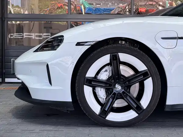 Porsche Taycan 2025