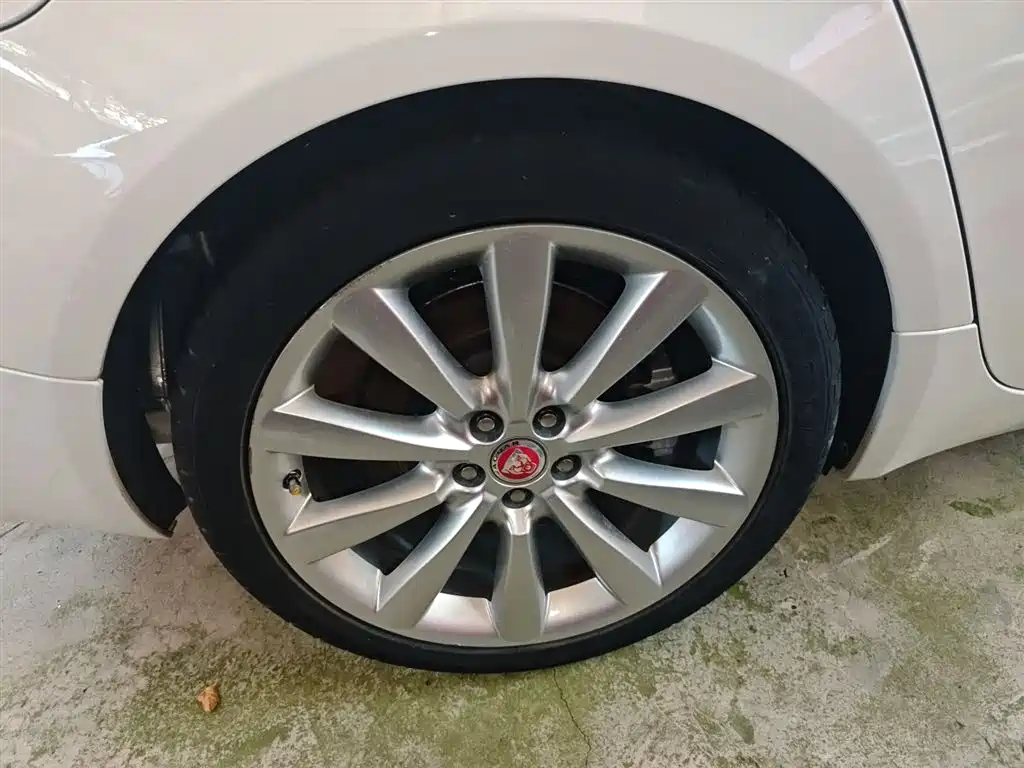 Jaguar XF 2015 — фото 26