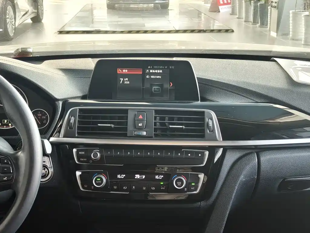 BMW 3 Series 2018 — фото 11