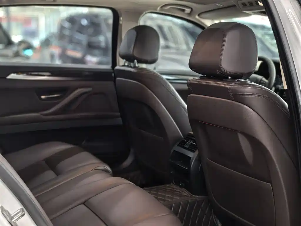 BMW 5 Series 2017 — фото 15