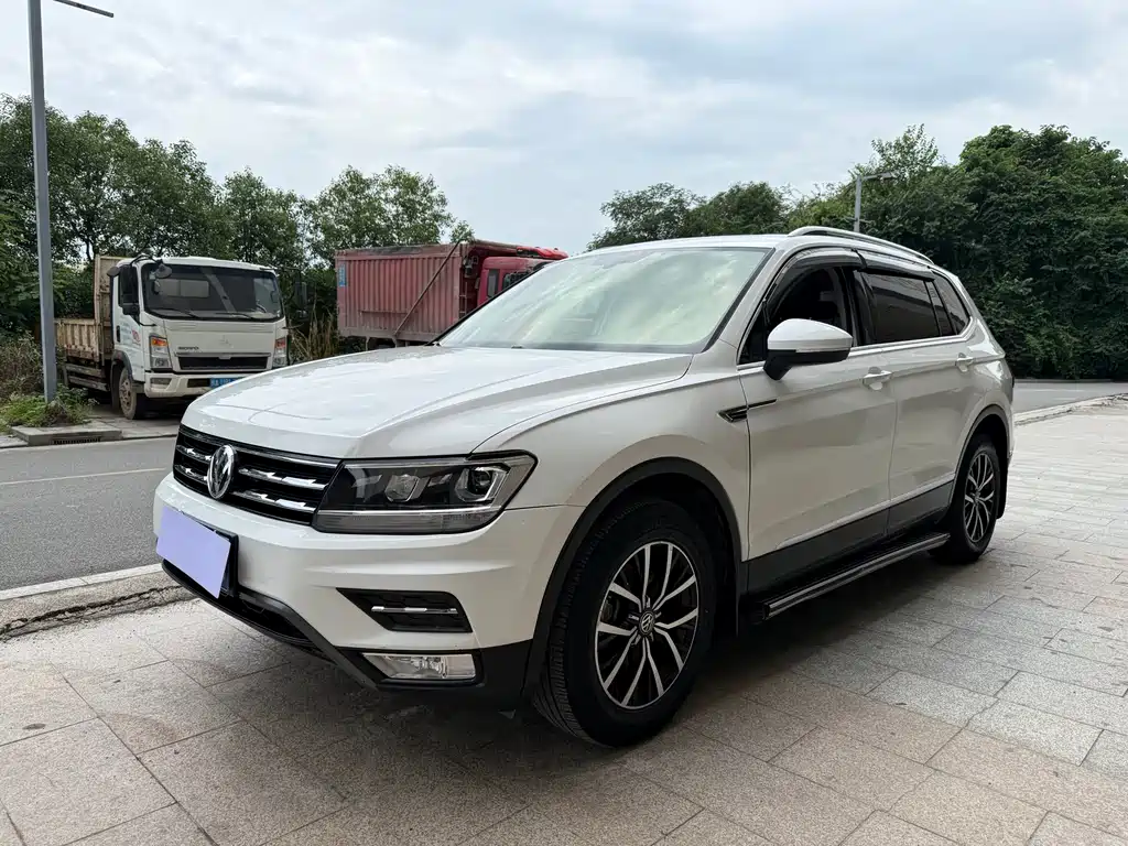 Volkswagen Tiguan L 2017 — фото 1