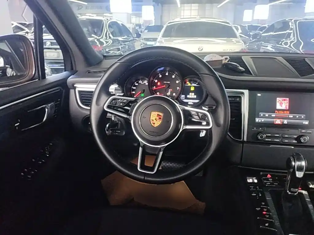 Porsche Macan 2017 — фото 11