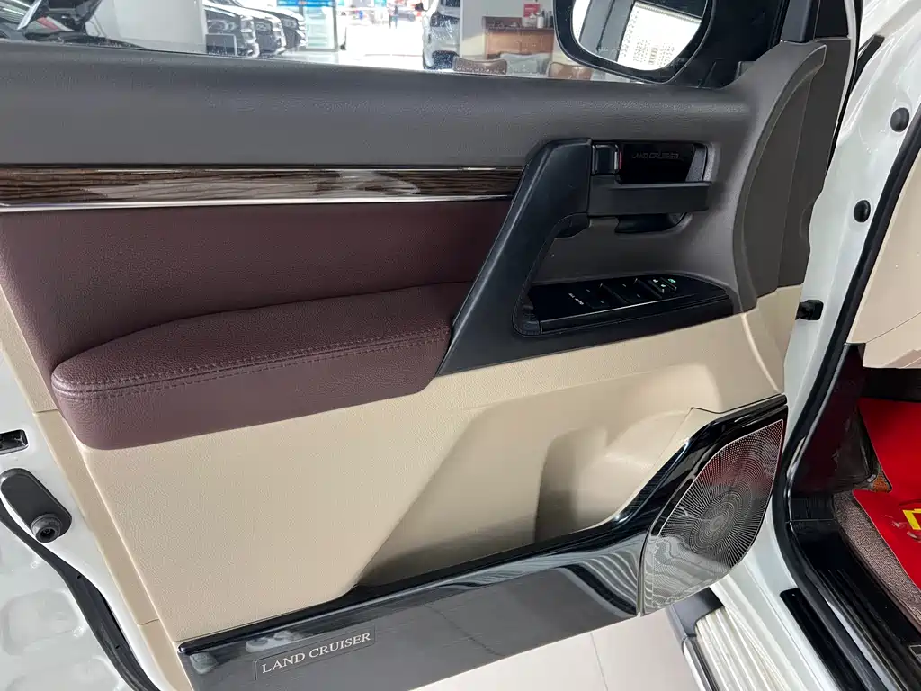 Toyota Land Cruiser 2019 — фото 13