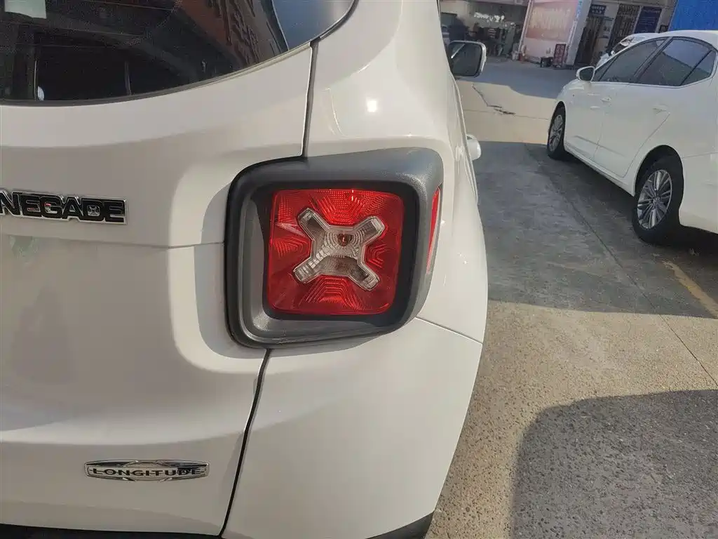 Jeep Renegade 2018 — фото 8
