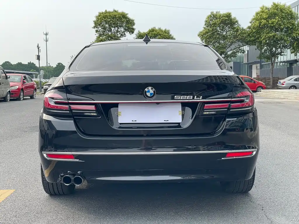 BMW 5 Series 2015 — фото 20