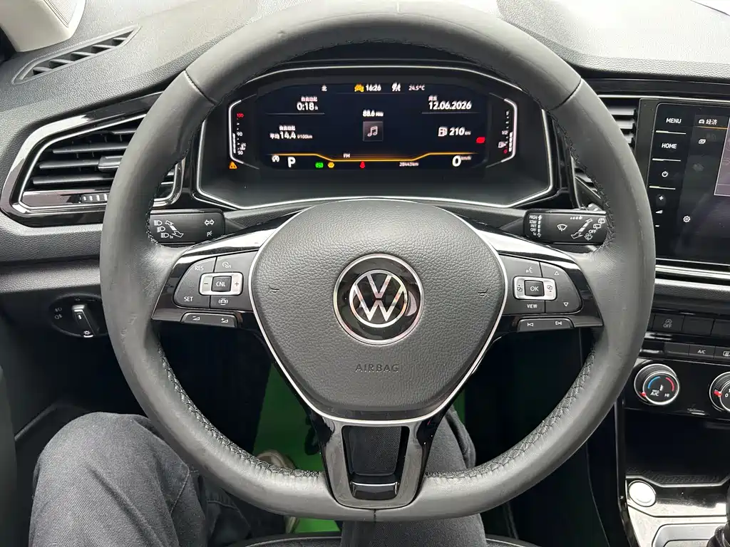 Volkswagen T-Roc 2023 — фото 9