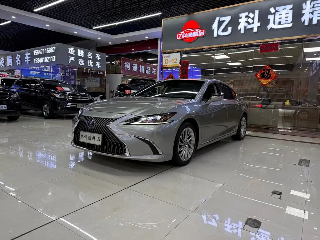 Lexus ES 2019 — фото 1