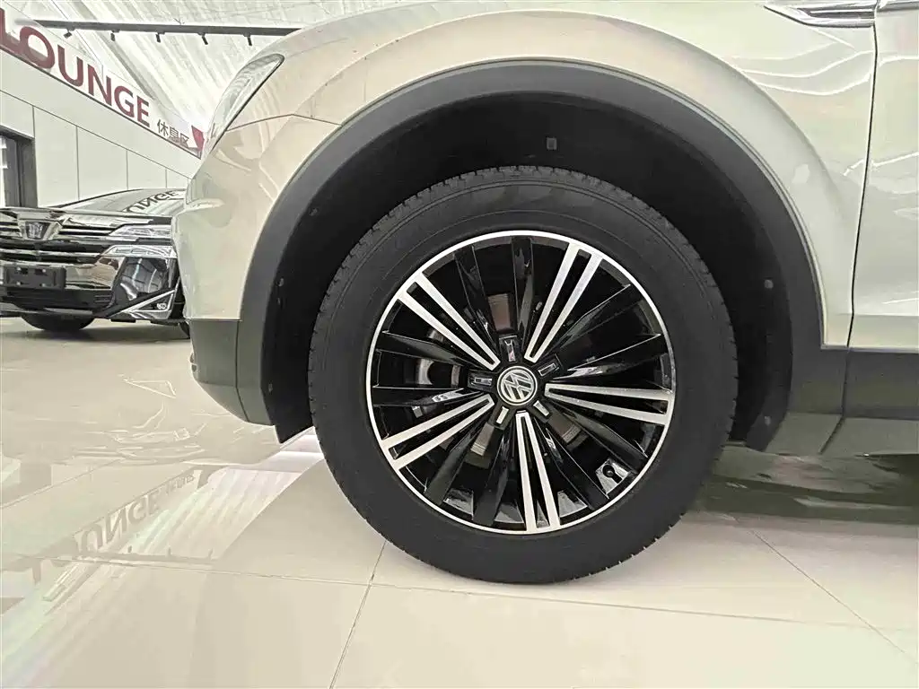 Volkswagen Tiguan L 2020 — фото 4