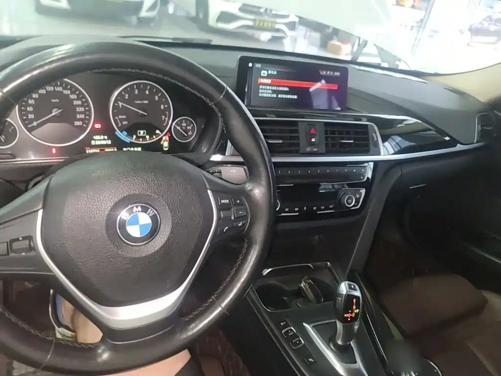BMW 3 Series 2019 — фото 10
