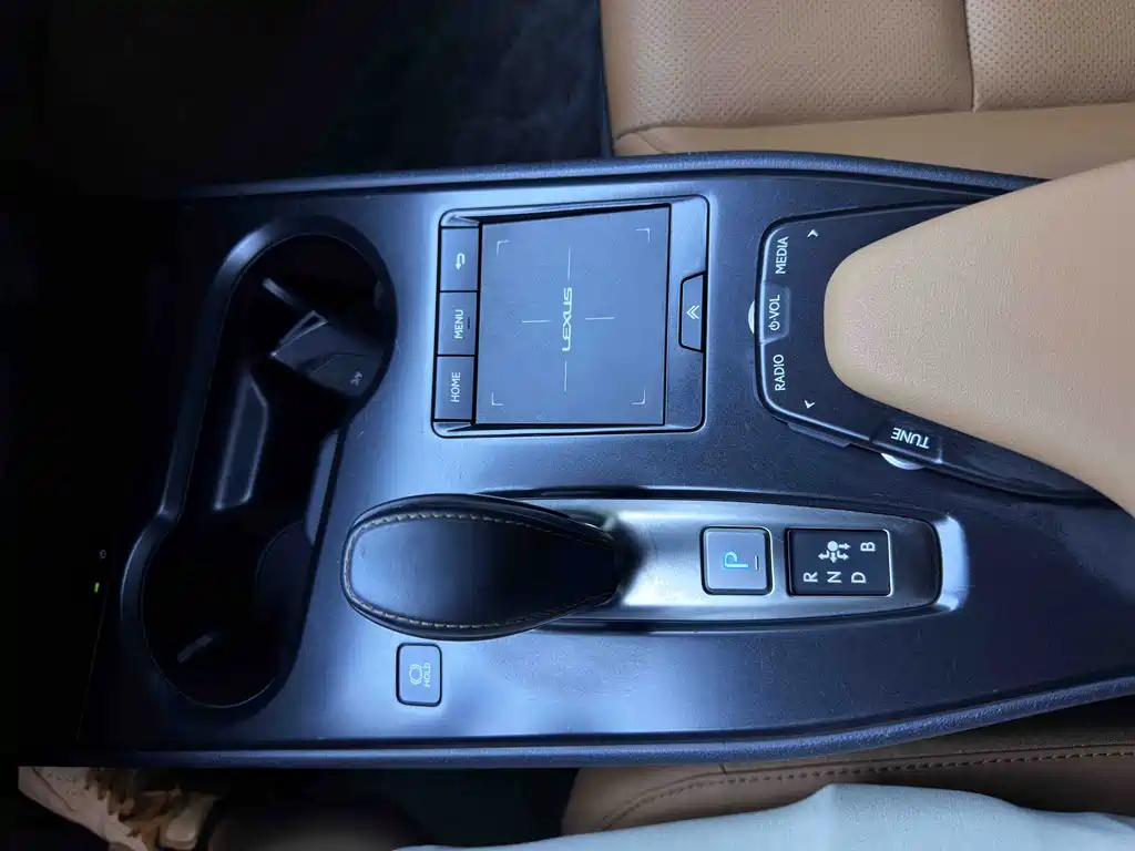 Lexus UX New Energy 2021 — фото 15