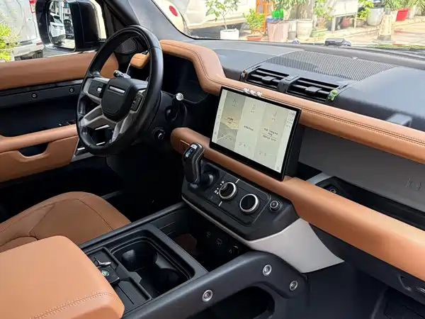 Land Rover Defender 2023