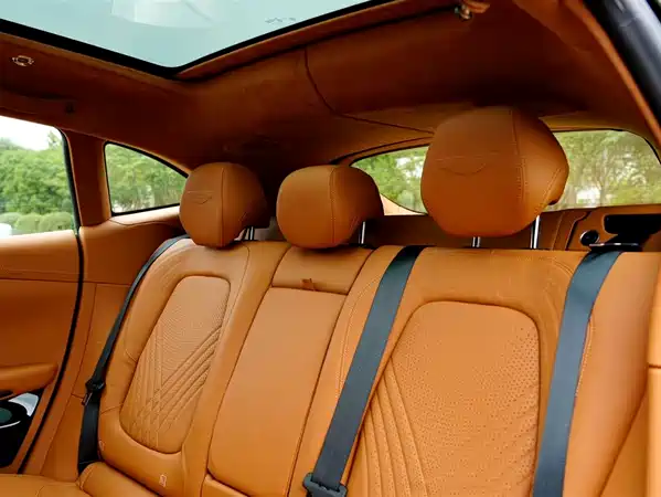Aston Martin DBX 2024