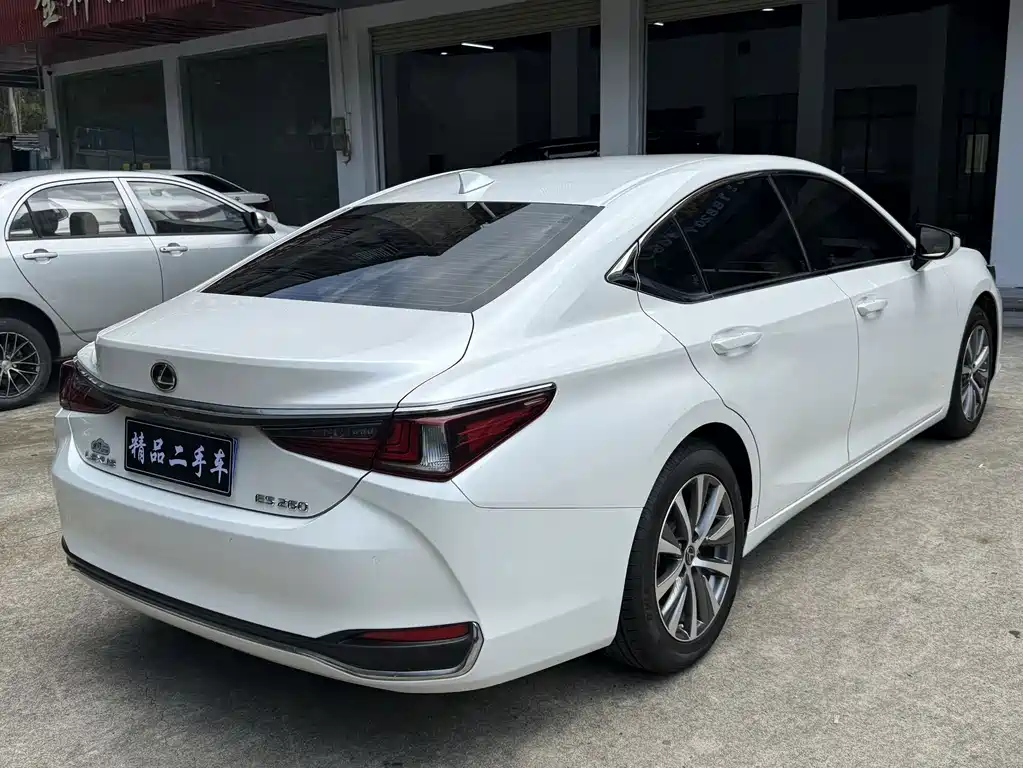 Lexus ES 2020 — фото 16