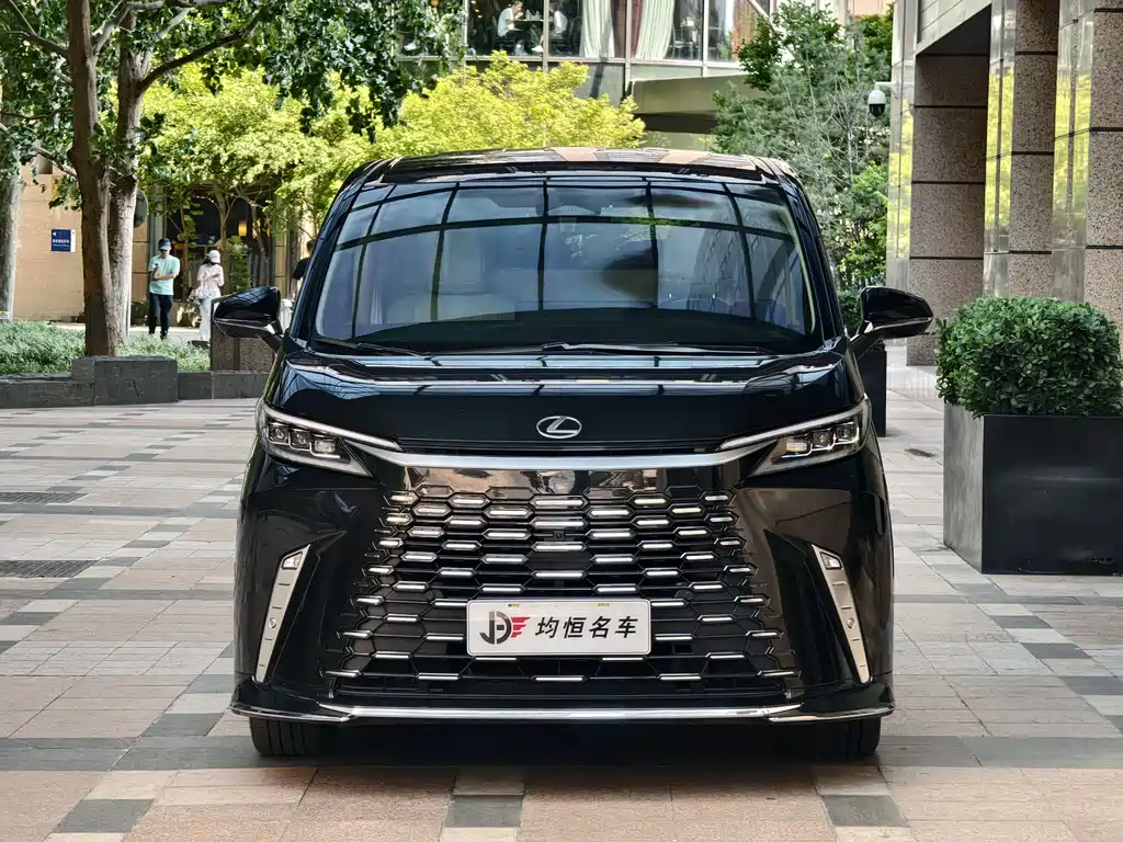Lexus LM 2024 — фото 1